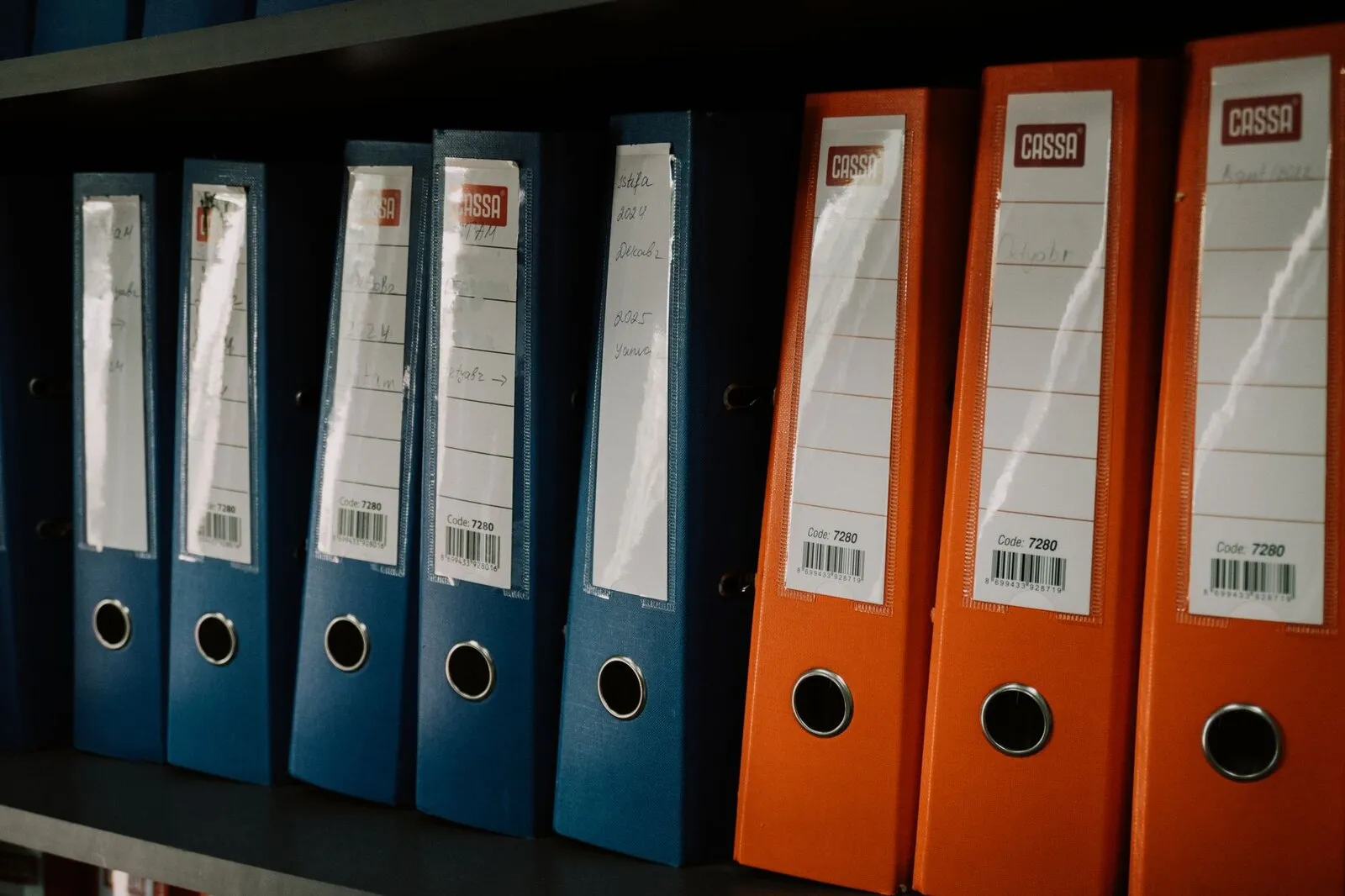 Classeurs et dossiers de documents administratifs rangés