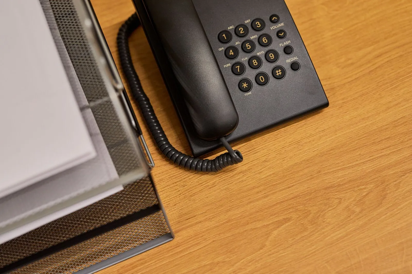 Secrétaire indépendante répondant aux appels lors d une permanence téléphonique à distance