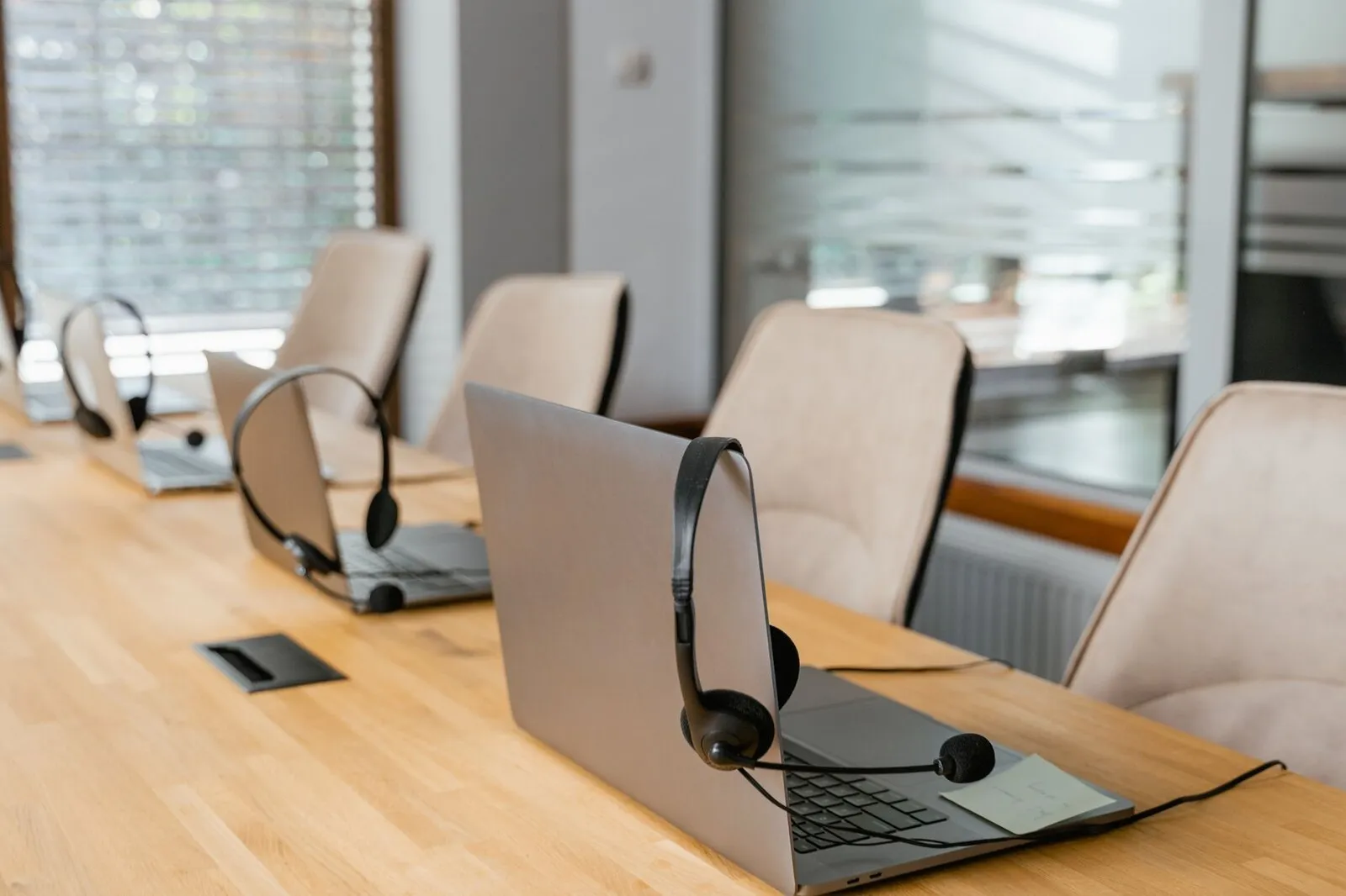 Secrétaire indépendante retranscrivant un fichier audio au casque devant un clavier
