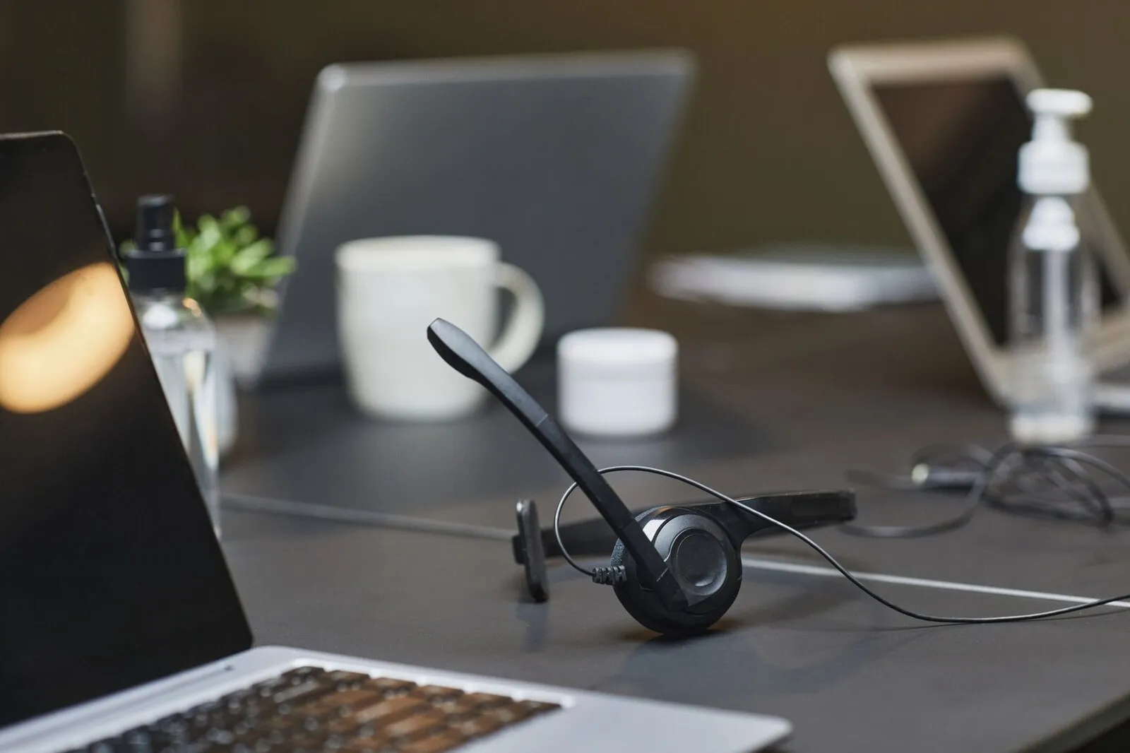Télésecrétaire indépendante gérant un standard à distance